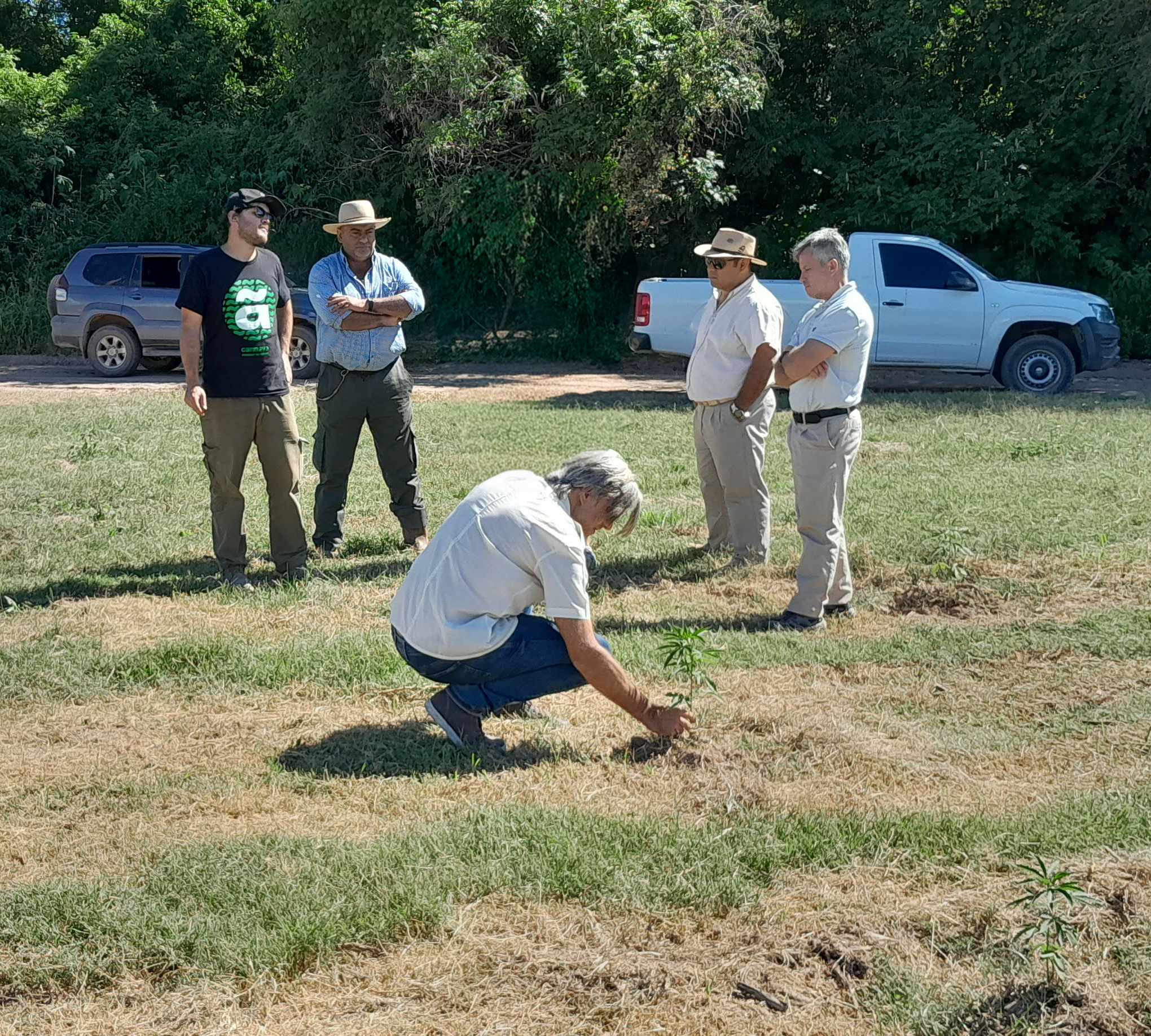 El Arquitecto Guillermo Yias durante el proceso de relevamiento de la finca el pongo junto al equipo de Cannava