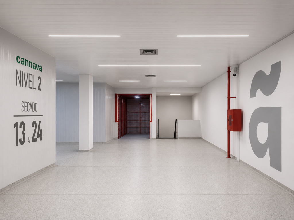 Hall de acceso superior con montacargas al complejo de cámaras de secado de Cannava en Jujuy, Argentina