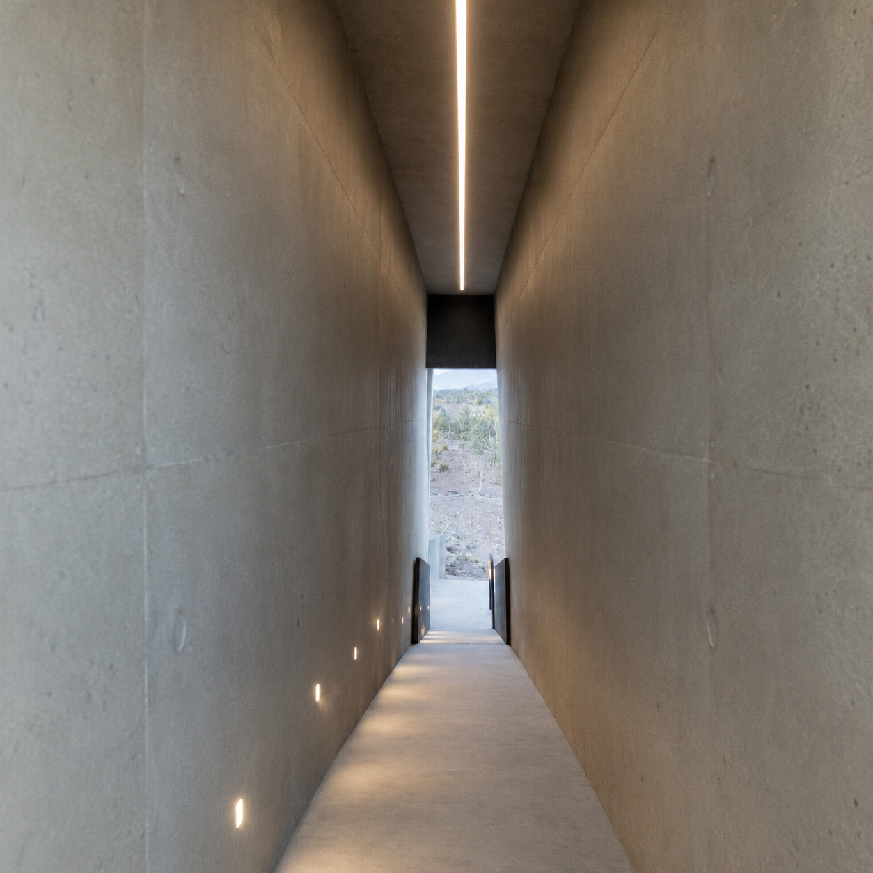 Acceso a la casa en aislamiento de San Juan. El pasillo es literalmente un puente entre el interior y el extrior.