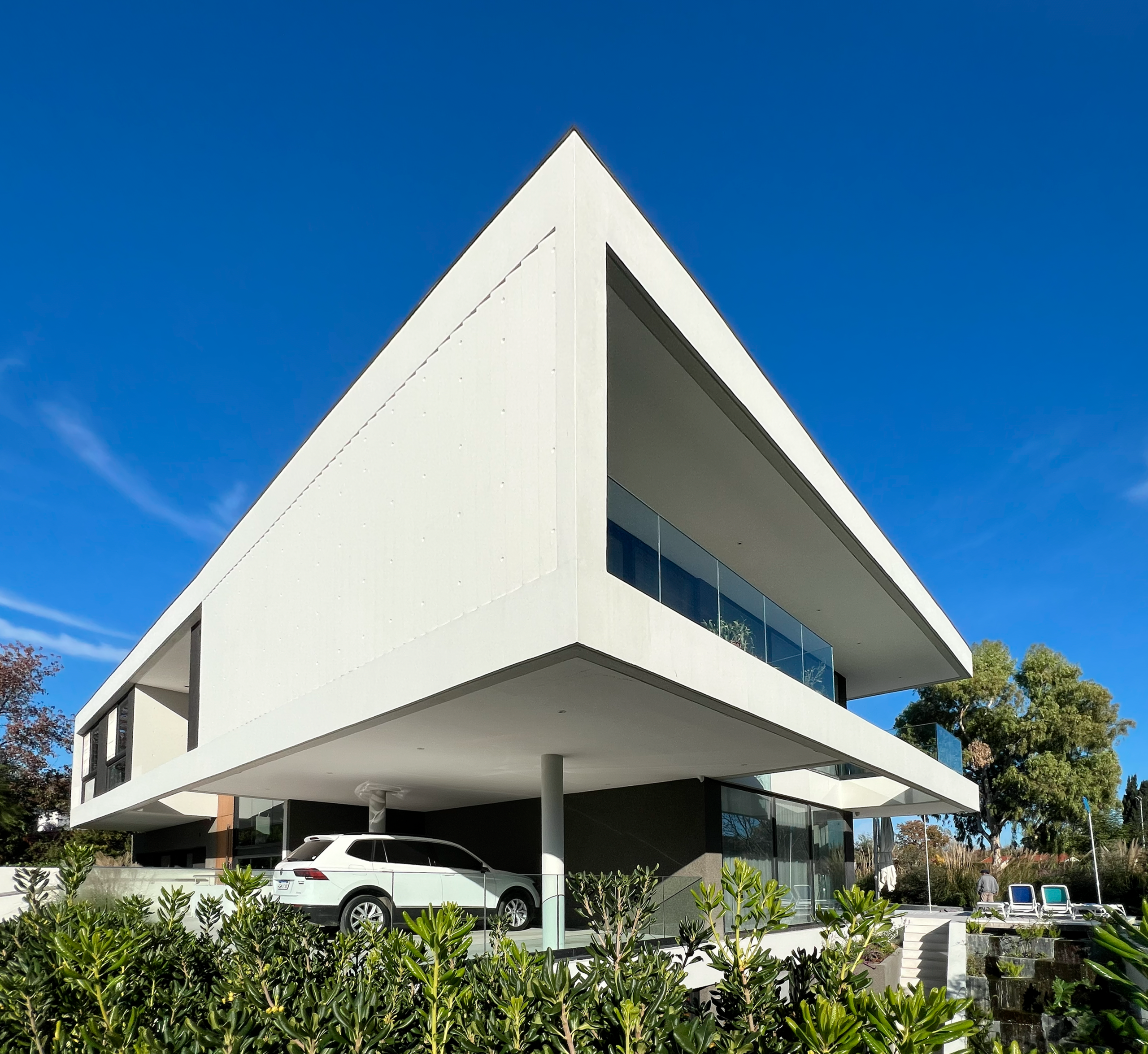 Brutalismo atectónico en Casa El Capricho, Buenos Aires. Proyecto Leguía Yias Arquitectos